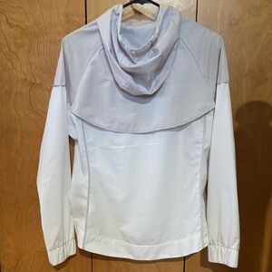 Nike Windrunner
Windbreaker Women's S
White Gray Hooded Jacket
Vented Sportswear